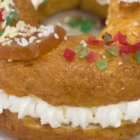 Roscón de Reyes relleno con nata