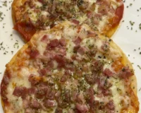Pizza a la piedra de bacon y queso