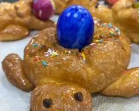 Mona de pascua con huevo cocido