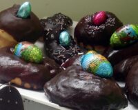Mona de pascua con bañada con huevo de chocolate