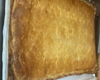 Tarta salada familiar de atún y cebolla al peso